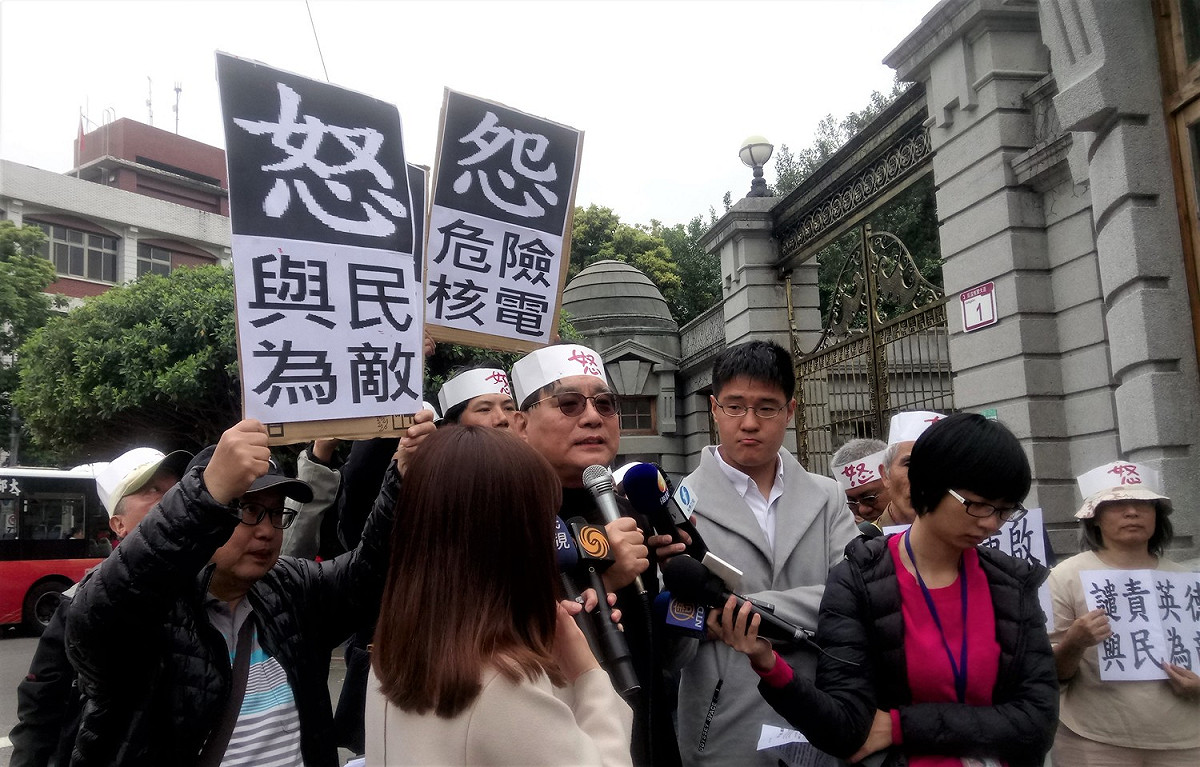 政府透過立法院之「手」，重啟核二，台灣關懷中國人權協會理事長楊憲宏（持麥克風者）表示，蔡政府的表現令人失望，人民只能狗吠火車。 圖:林瑞珠／提供