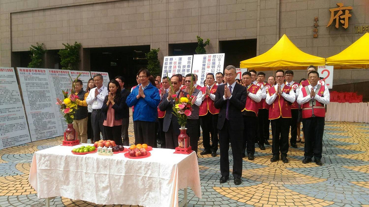 祈求今年清明掃墓一切順利。 圖：台北市政府/提供