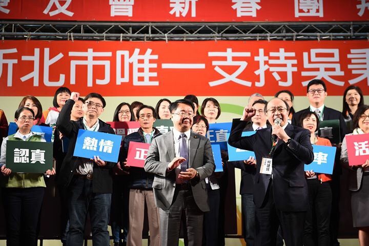 民進黨立院黨團總召柯建銘率52立委出席吳秉叡的造勢大會。 圖 : 吳秉叡競選辦公室/提供