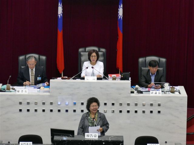 高雄市長陳菊今(15)天在高雄市議會施政報告時表示，市府團隊12年來在艱困的環境中堅守施政價值，完成許多不可能的任務，為高雄的百年發展描繪出細緻的藍圖，也為下個世代的高雄儲備前進的動能。 圖：高雄市議會/提供