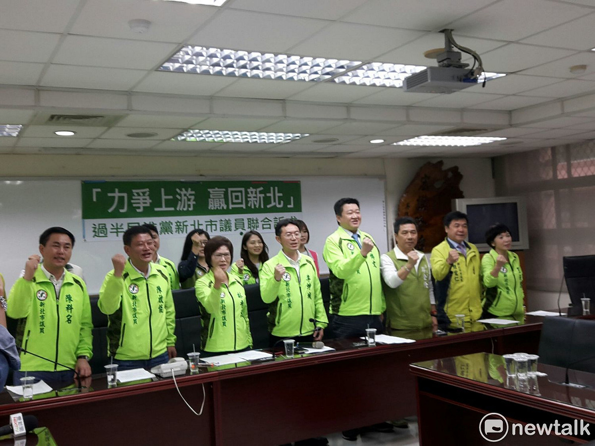 民進黨新北市28位黨籍議員中，共有16位連署，超過半數建請黨中央徵召游錫堃參選新北市長。 圖: 林昀真/攝