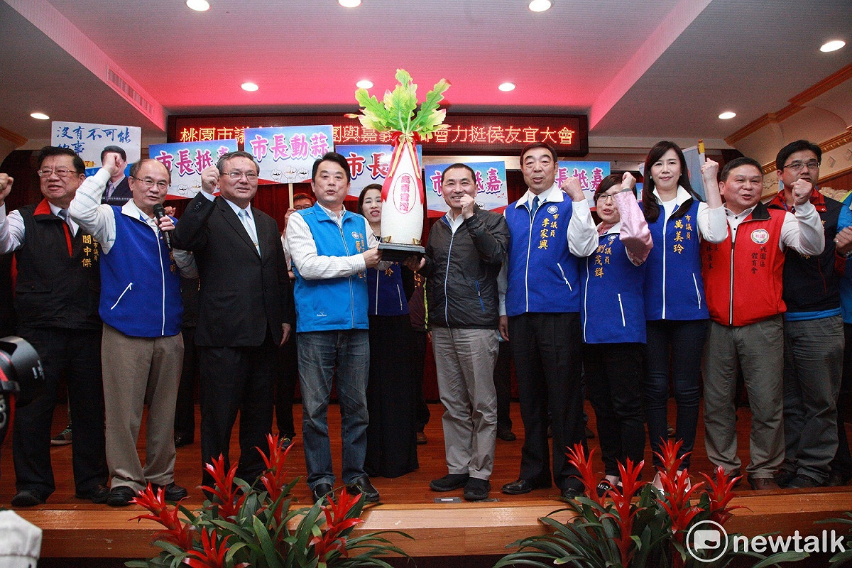 侯友宜拜會桃市議會，凍蒜聲不斷，選舉造勢味濃。 圖:林昀真/攝