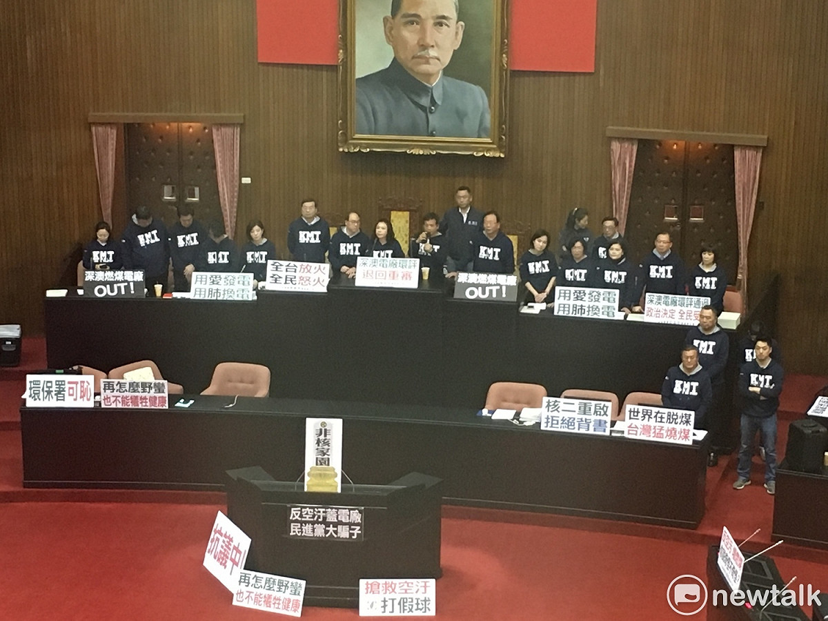 立法院今（16）日進行施政總質詢，早上9點原先要舉行國是會議，但國民黨團立委8點30就到議場霸佔主席台，抗議民進黨政府重啟核二2號機、環保署副署長詹順貴日前在環評會中投下贊成票，讓深澳電廠還差案過關。 圖：黃韋銓/攝