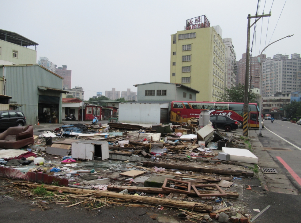 新北市工務局將淡水淡海路1處違建戶夷為平地。 圖：新北市政府/提供