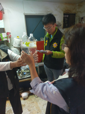高雄一名李姓男子回收礦泉水「丹楓之水」空瓶，清洗後填入簡易過濾的自來水，販賣到小吃部、餐館、酒店等，時間長達10年，食藥署日前協同檢調偵辦，將依法開罰新台幣3萬至300萬元。圖為稽查人員檢視回收空瓶。 圖 : 食藥署/提供