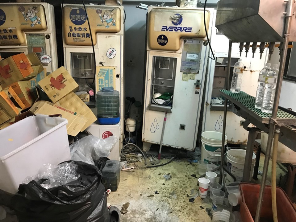包裝環境髒亂不堪有衛生疑慮。 圖：高雄市衛生局／提供