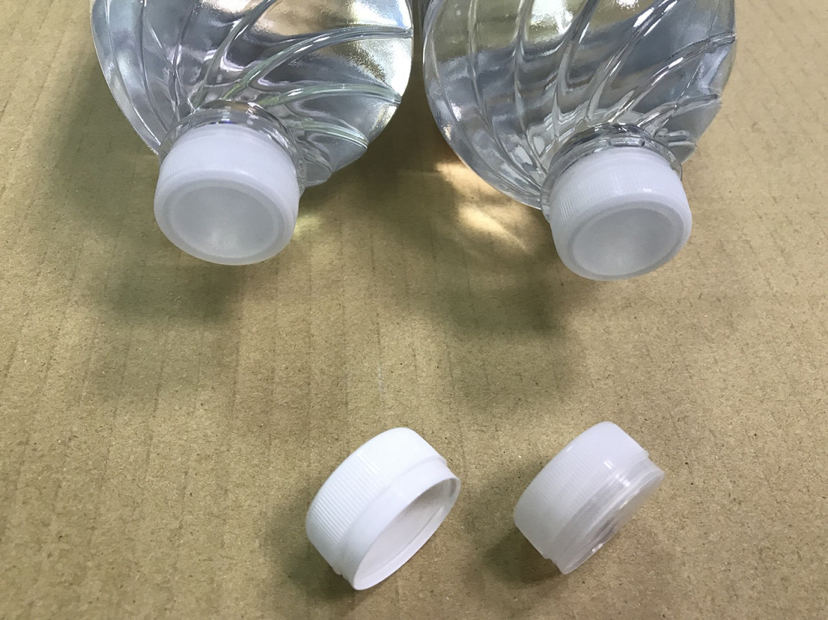 衛生局提醒，仿冒品均為每瓶1400毫升裝，瓶蓋為乳白色，與半透明瓶蓋的真品不相同。 圖：高雄市衛生局／提供