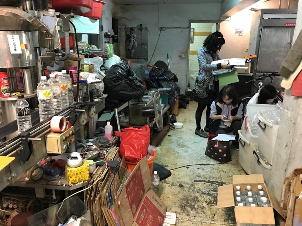 仿冒的「丹楓之水」包裝現場環境髒亂、雜物堆積而且還飼養寵物。 圖：高雄市衛生局／提供