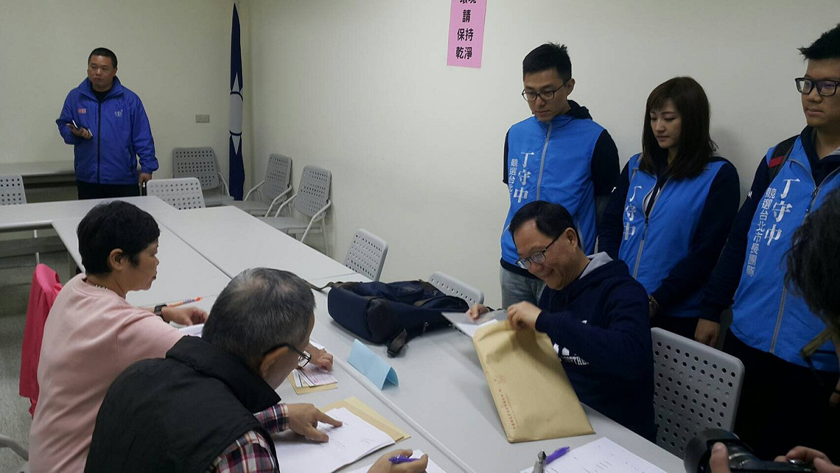 國民黨前立委丁守中今日赴國民黨登記參選台北市長初選。
 圖：丁守中辦公室 / 提供