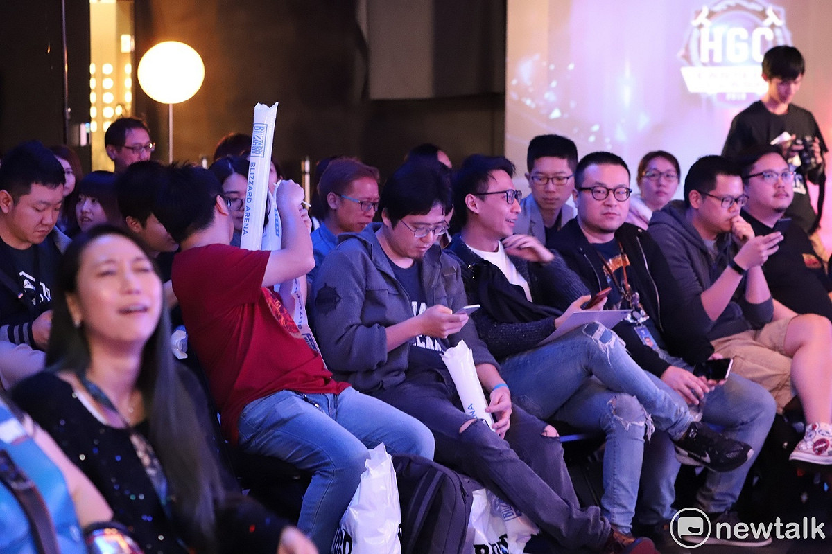 即使賽事時間在平日中午也有許多玩家前來觀戰。 圖：蔡幸秀/攝