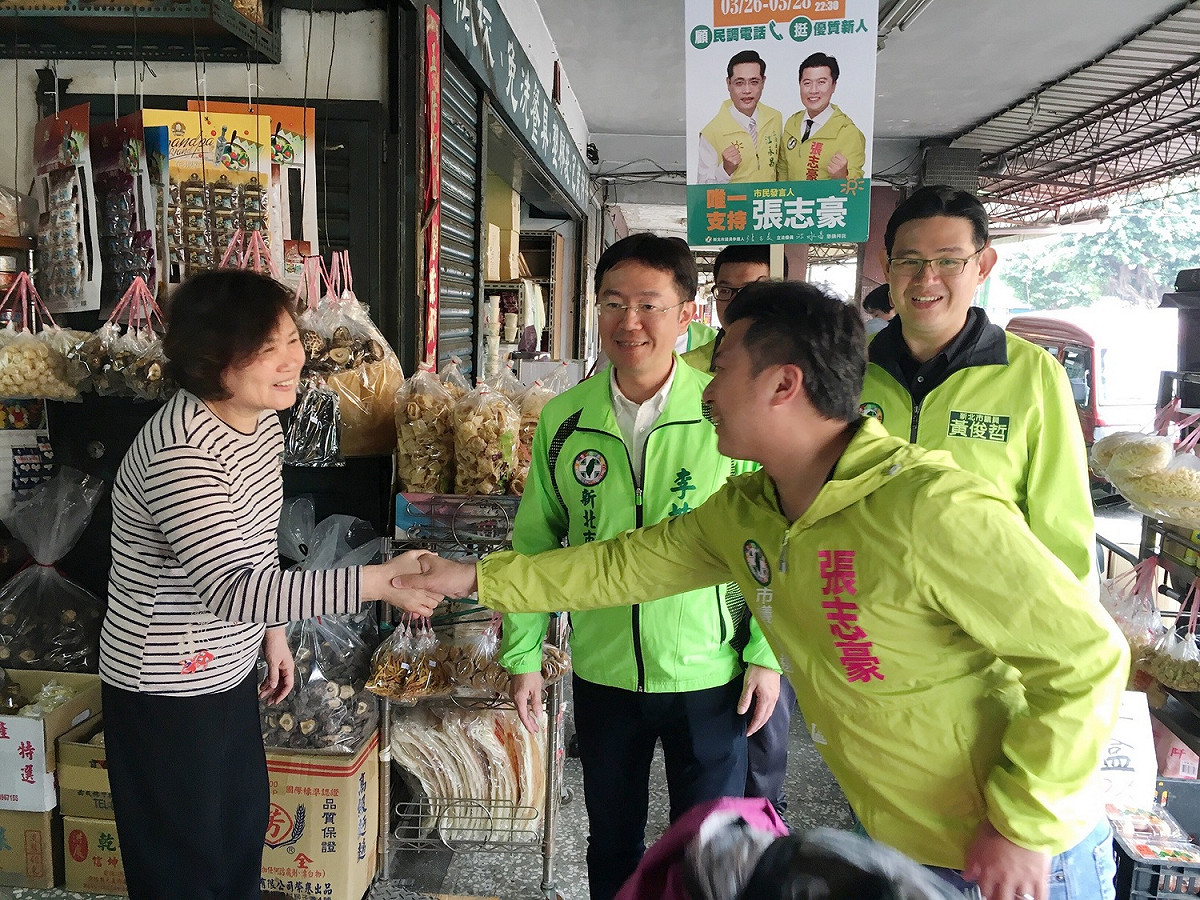 張志豪由李坤城、黃俊哲陪同，到民享市場掃街拜票。 圖：張志豪/提供