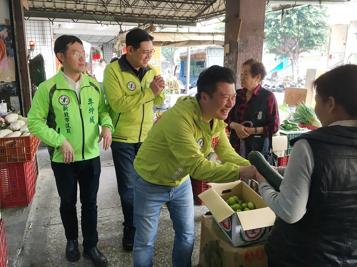 張志豪由李坤城、黃俊哲陪同，到民享市場掃街拜票。 圖：張志豪/提供
