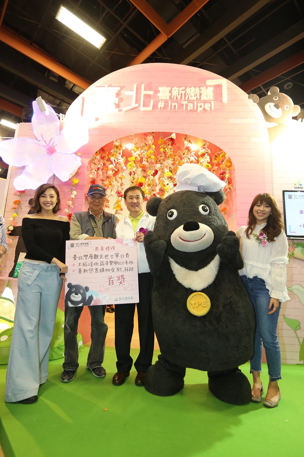 （從左至右）一日館長小8、副市長陳景峻、熊讚及局長陳思宇與活動得獎民眾合影。 圖：台北市觀傳局／提供