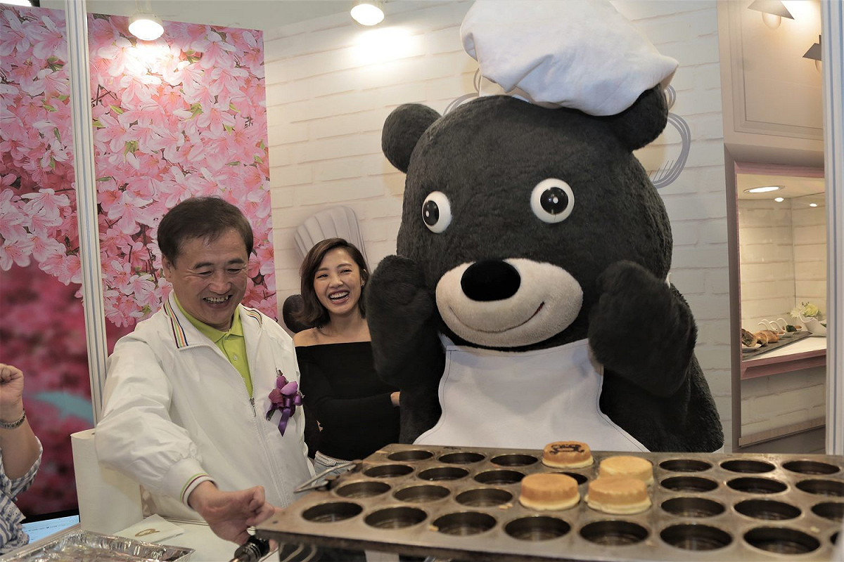 副市長陳景峻偕一日館長小8與熊讚一同手作限定超萌熊讚奶油車輪餅。 圖：台北市觀傳局／提供