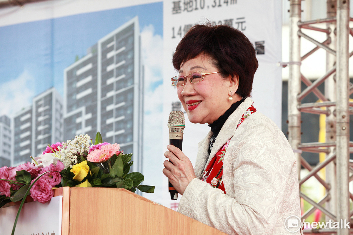 呂秀蓮為台北市民請願，盼桃園市長鄭文燦與國產局、營建署物色機場捷運附近適合土地建置社會住宅，讓民眾「台北上班也能住在桃園」。 圖: 林昀真/攝