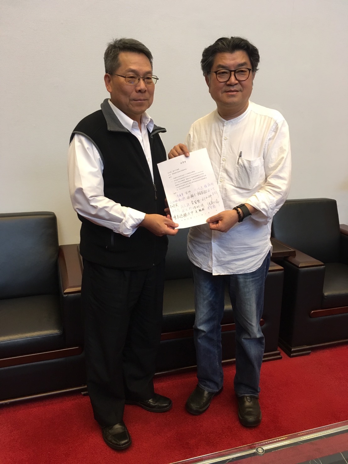 國民黨團書記長李中（右）將召開臨時會的連署書送交給秘書長張世禎。 圖 : 台中市議會國民黨團/提供