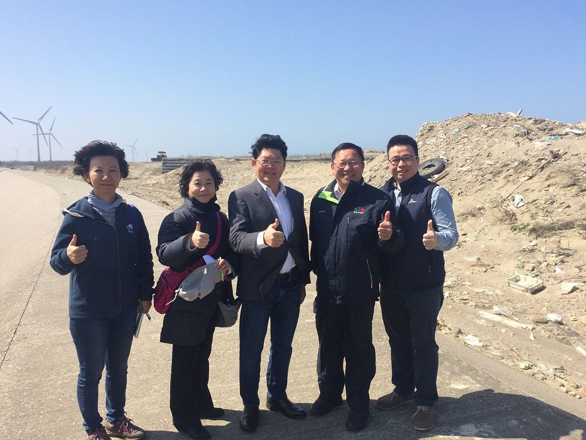 濱海地區是乾燥貧瘠的沙丘土壤、東北季風及飛沙鹽霧，造林挑戰比起內陸更嚴苛。 圖：台中市政府/提供
