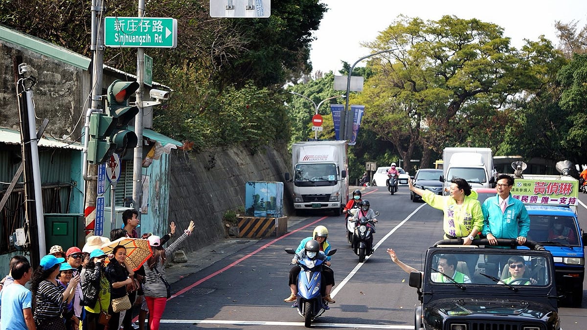 黃偵琳感謝陳其邁大力相挺，她說今天才決定要參選，希望鄉親給他機會。 圖：陳其邁服務處/提供