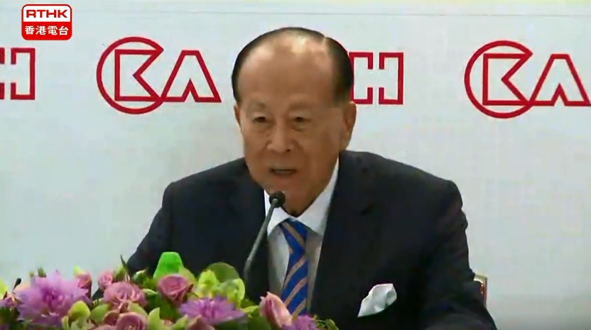 香港首富、長和集團董事會主席李嘉誠今（16）日宣布退休，對於近年來被指大舉出脫在中國的資產，他在臨別之際嚴詞否認，甚至說願意投票支持習近平連任中國國家主席。 圖：翻攝香港電台