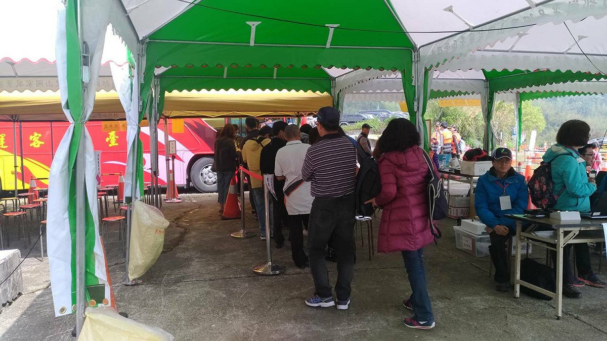 今天為阿里山花季交通管制首日，截至上午11點止搭乘接駁車輛(高鐵，台鐵，八八新舍及塔塔加等位置)人數共計1472人。 圖：阿里山工務段／提供