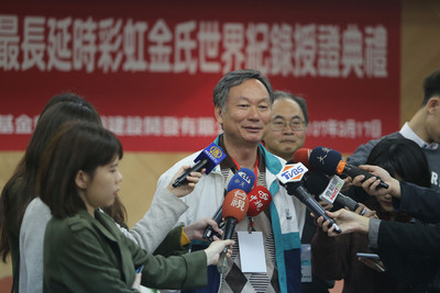 這項紀錄認證還有一個小插曲，文大昨天中午臨時收到認證單位信件，要求補充第二獨立單位的背書，大氣系緊急聯繫中央氣象局副局長鄭明典，完成氣象分析檢驗和檢查，確定文大的資料沒有問題。 圖：中央社