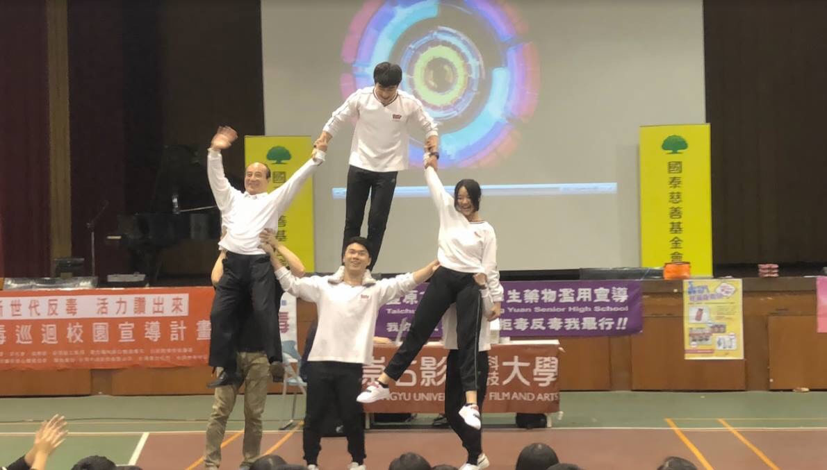 羽球好手出身的王金平大膽嘗試人體金字塔特技，和年輕人玩自拍，嗨翻全場。 圖：翻攝自撼動HDA臉書