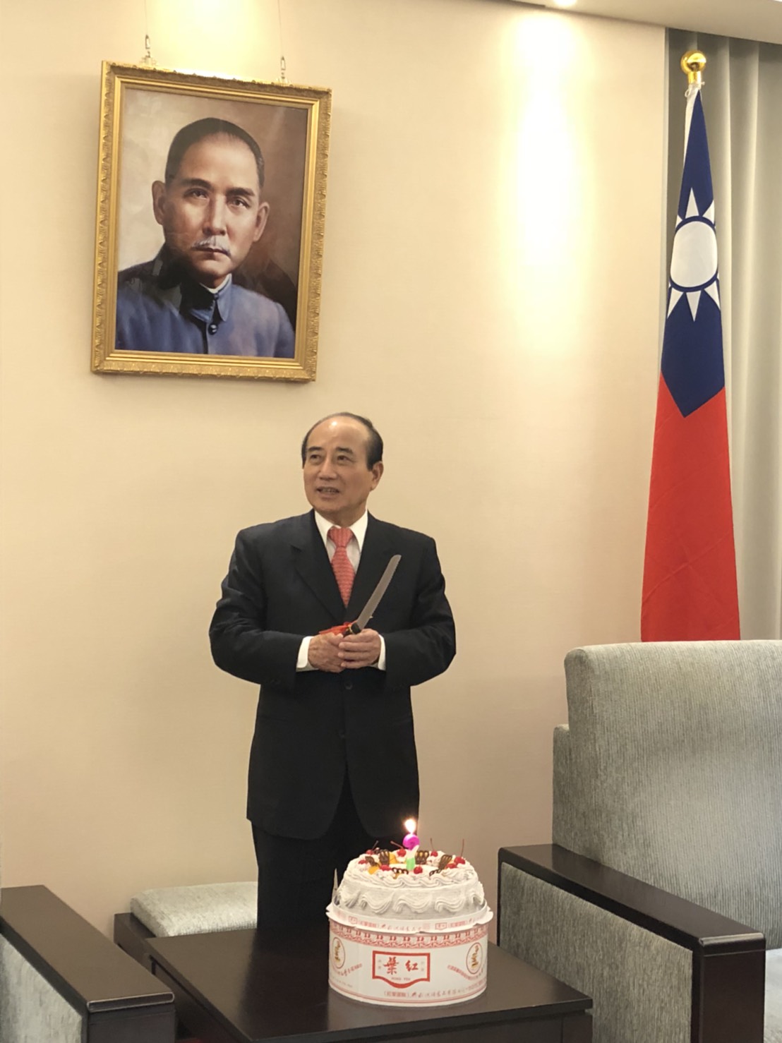 反毒爺爺王金平的78歲生日也過得很特別，除了在15日邀請熟識的媒體朋友切蛋糕慶生外，生日前夕，出席國泰人壽舉辦的反毒宣導活動。 圖：翻攝自撼動HDA臉書