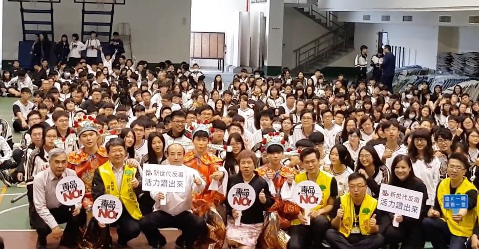今（17）日，則是應「洪鈞培文教基金會」邀請，演講「立法效能 全民效法」。 圖：翻攝自撼動HDA臉書