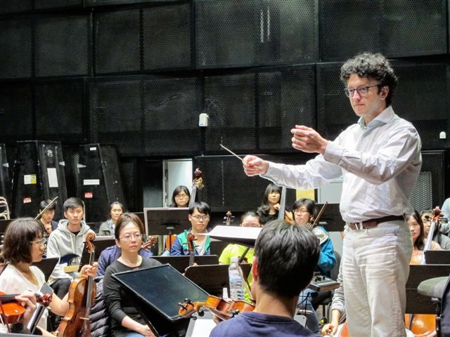 美籍指揮迪亞戈提貝里歐(Thiago Tiberio)將電影配樂改編至交響樂曲，將領軍高雄市交響樂團現場演奏。 圖：高雄市文化局/提供