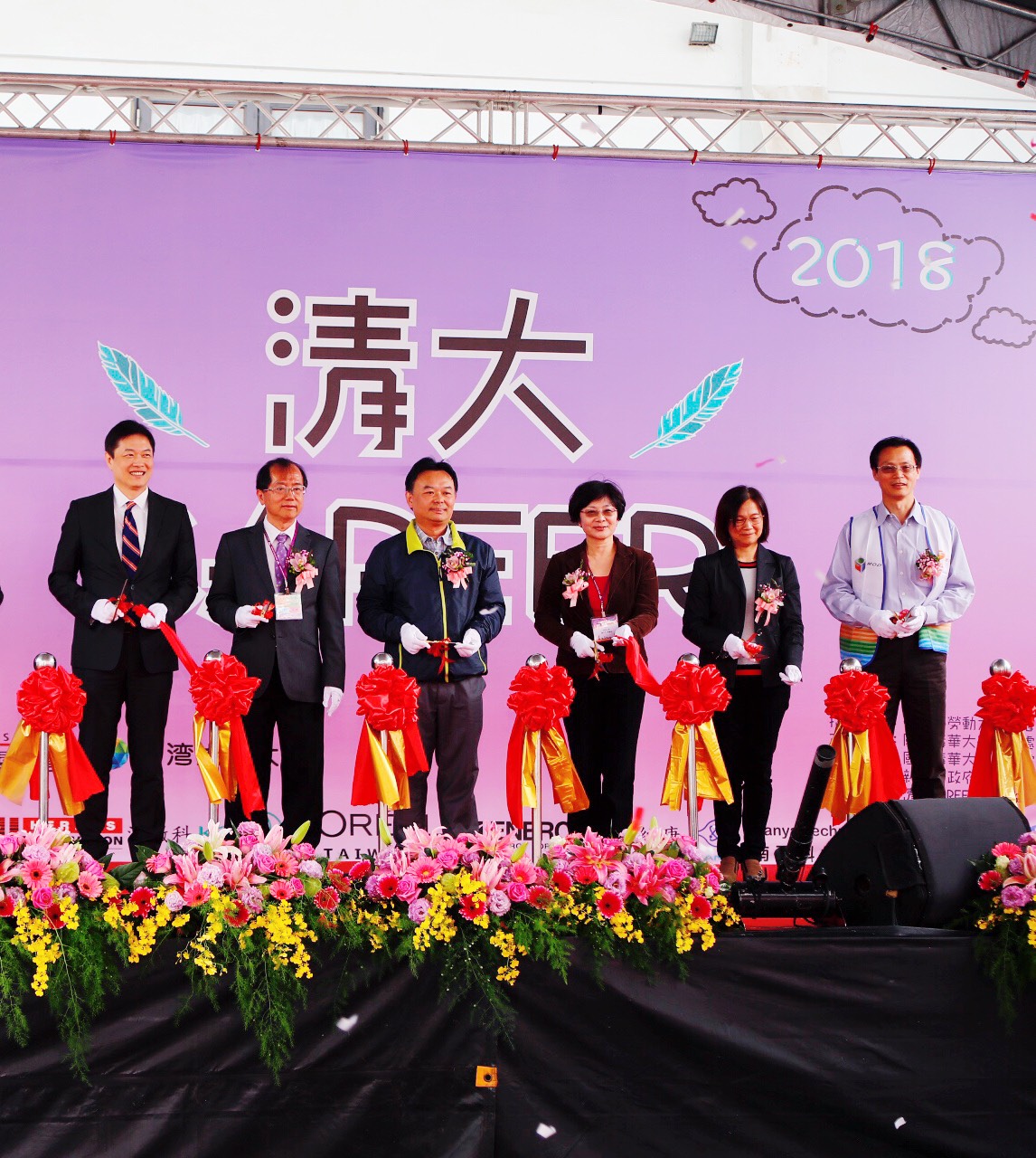 中華電信執行副總蘇添財（右ㄧ）代表徴才開幕剪綵活動，清大陳信文副校長（左二）新竹勞工處黃錦源處長（左三）、1111人力銀行李大華總經理（左一）。 圖：中華電信/提供