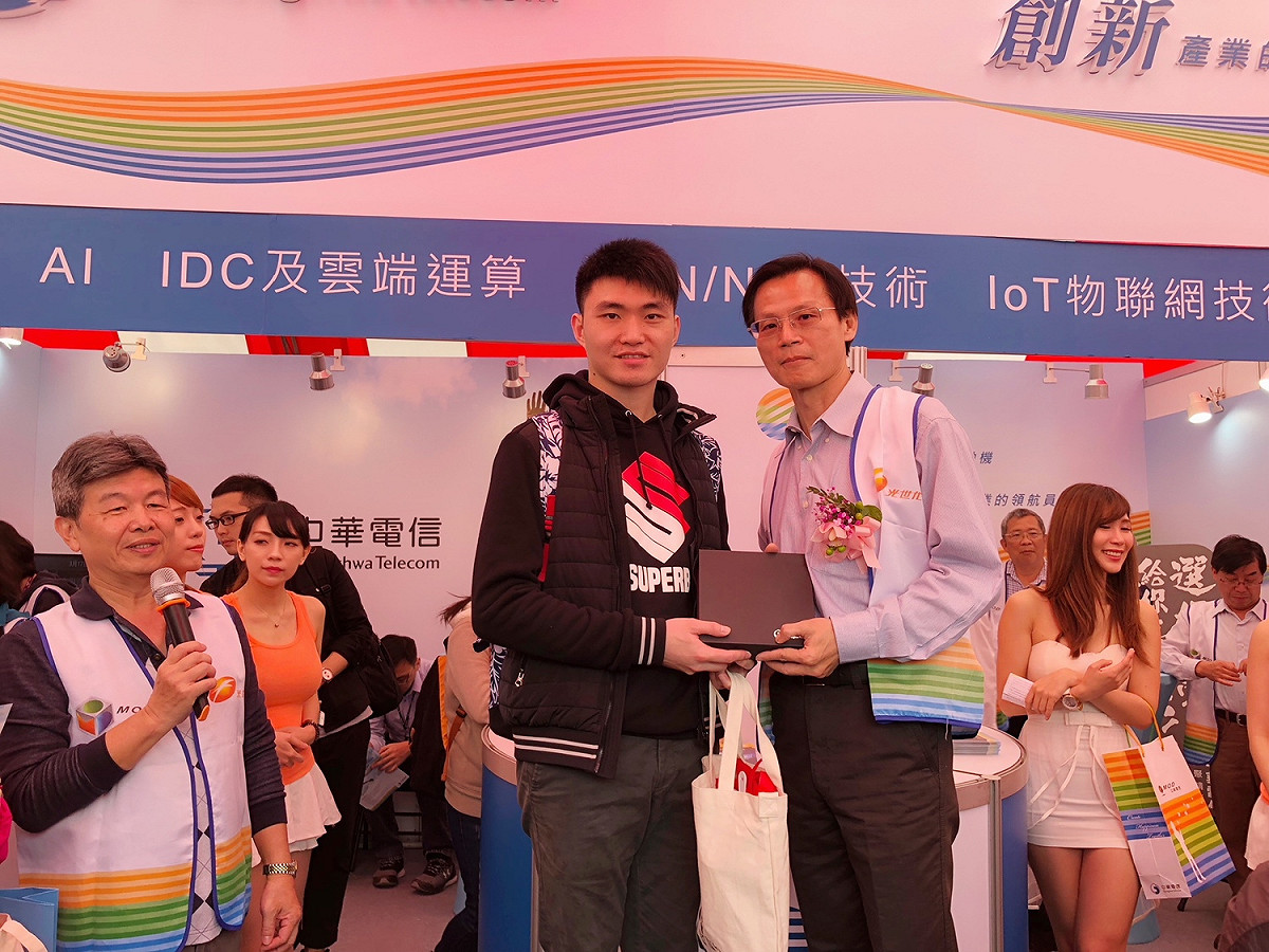 中華電信執行副總蘇添財與參加報名活動的同學合影。 圖：中華電信/提供