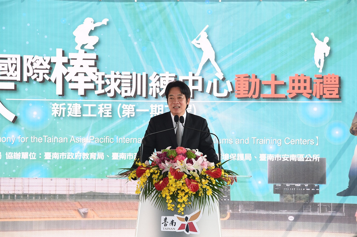 賴清德進一步表示，政府也在棒球訓練中心周邊興建「和順綜合轉運站」及停車場，另開闢及拓寬道路，希望安南區未來交通方便，帶動人潮及地方發展，並在明（108）年舉辦的世界盃少棒錦標賽展現成果。 圖：行政院/提供