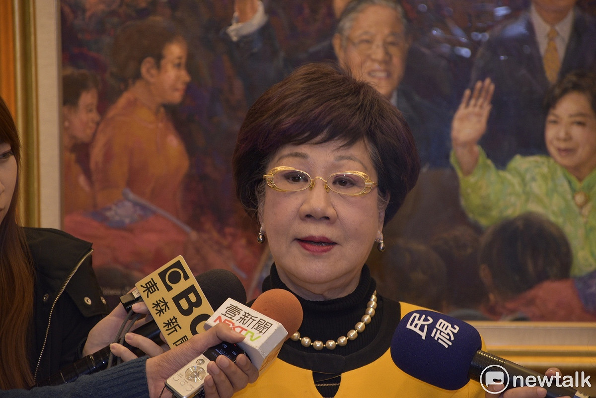 前副總統呂秀蓮日前宣布參選台北市長，被問到台北市長柯文哲是否認為民進黨會繼續禮讓他？呂秀蓮今（17）日對此表示「就讓他繼續相信吧。」 圖：黃韋銓/攝