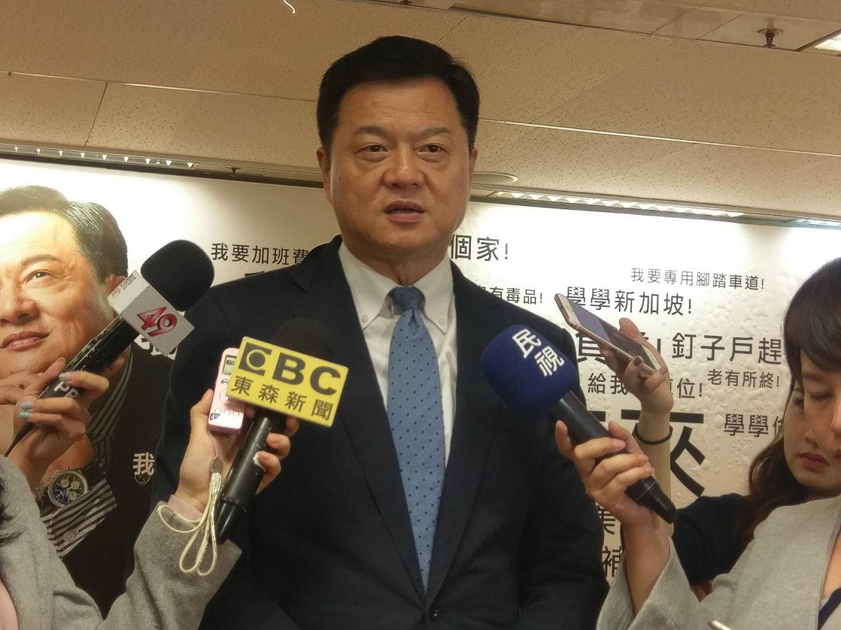 周錫瑋直播前先在新北市政策中心發表談話，酸賴揆「再乾淨的煤還是汙染，只是在玩弄數據資料。」 圖：周錫瑋新北市政策中心/提供