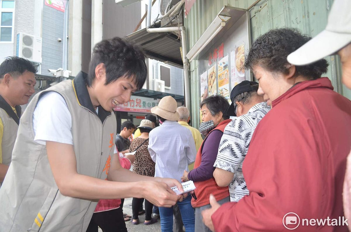 吳卷霖到街頭拜票，阿桑直呼「足緣投也！」 圖：蔡坤龍/攝