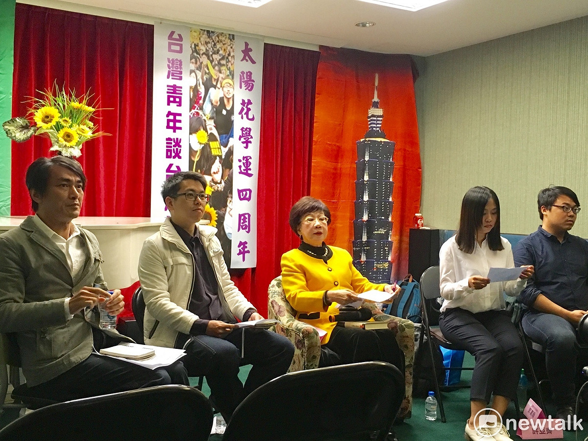 呂秀蓮表示，學運青年投身318時，其實自己默默扮演守護者的角色。 圖：黃韋銓/攝