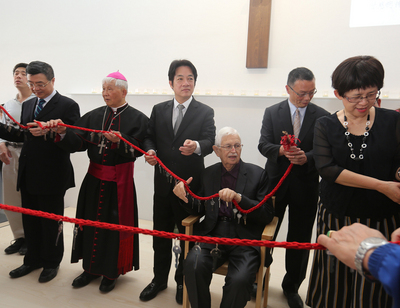 行政院長賴清德（左3）、天主教神父甘惠忠（坐者）17日在台南市學甲區共同見證伯利恆早療暨融合教育中心啟用，共同傳遞愛的鑰匙，完成啟用儀式。 圖：中央社