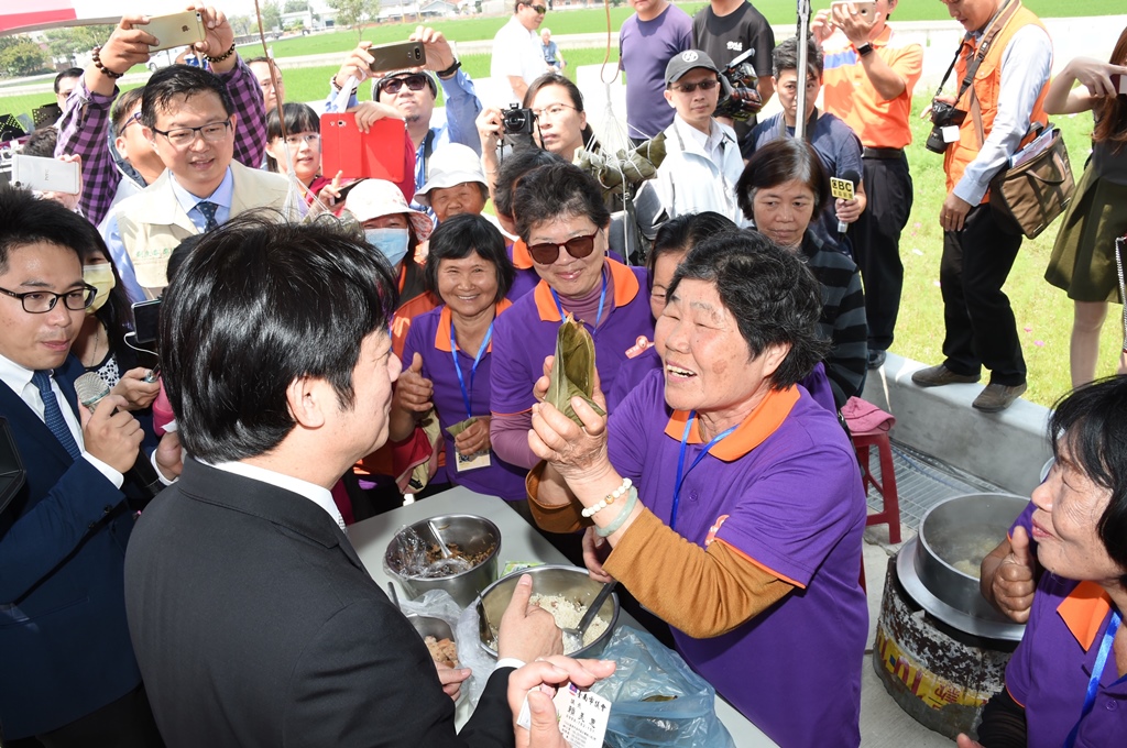 行政院長賴清德今（17）日出席「台南市後壁區仕安社區合作社集貨運銷處理室」落成開幕典禮，該社區透過里長里民合作，在長照、學生課輔、工作機會等方面都有諸多進步。 圖 : 行政院/提供