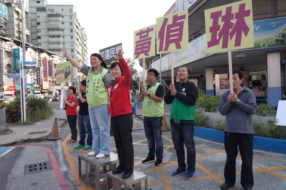 一路相挺陪黃偵琳在街頭鞠躬搶曝光立委劉世芳。 圖:翻攝自黃偵琳臉書