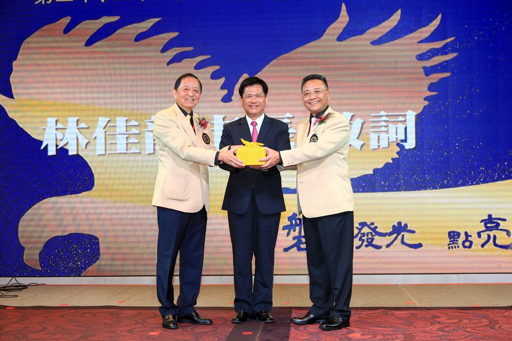 台中市磐石會今 (17) 天舉行第20、21屆會長交接典，由台中市長林佳龍擔任監交人，由偉詮電子董事長林錫銘將印信交接錩泰工業董事長張經金。 圖：台中市政府/提供