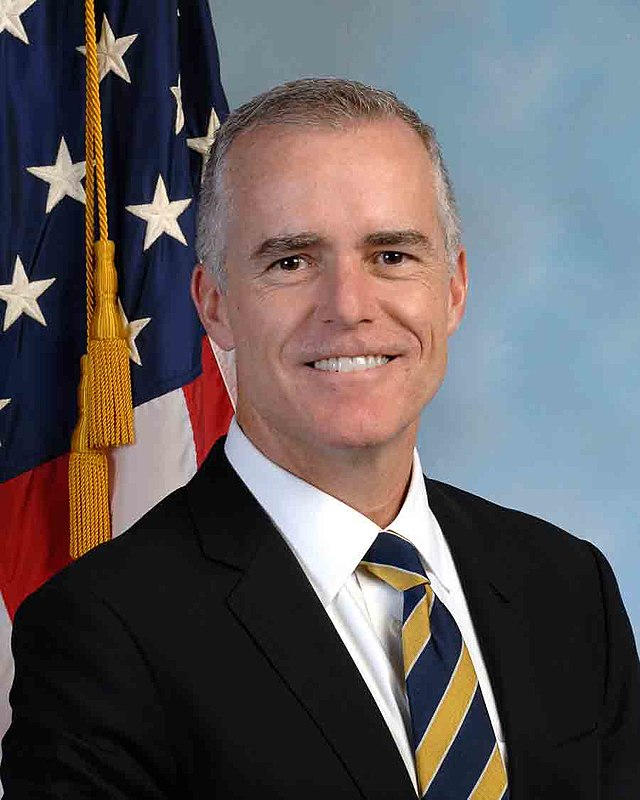 美國聯邦調查局（FBI）前副局長麥凱比今天遭開除。麥凱比聲稱自己被革職，是總統川普持續與FBI及通俄案檢察官作對，但司法部表示，開除是因麥凱比在內部調查時不坦白。 圖：翻攝自維基百科