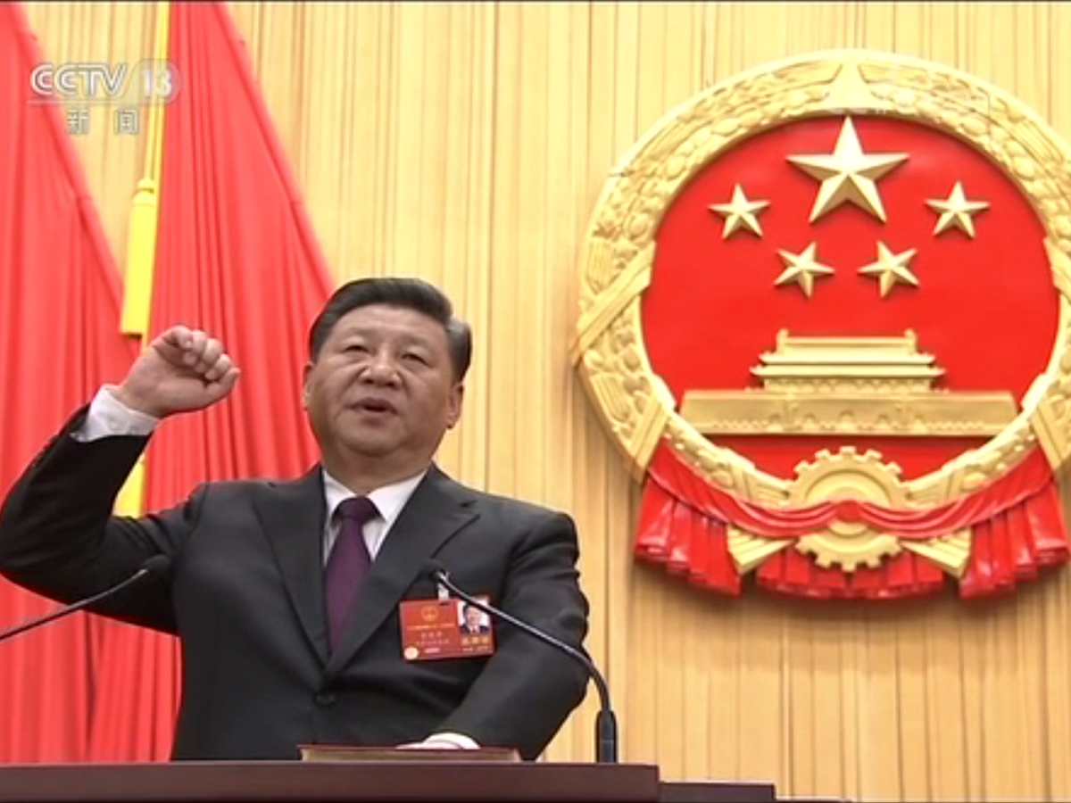 雖然有許多國際和網路輿論質疑，修憲取消國家主席任期限制，是歷史的倒退，但如今大局底定，習近平已經邁向他新的五年任期，也可能更久。圖為17日習近平當選連任中國國家主席後，隨即左手按著憲法，右手握拳舉起，宣誓就職。 圖：翻攝自央視畫面