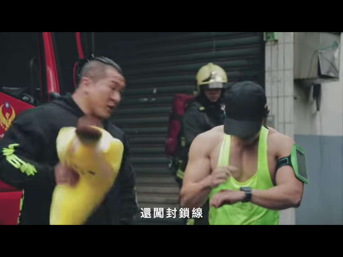 「館長」看不下去，立馬從影片的另一頭跳出來，邊飆髒話邊拿香蕉玩偶給他「當頭棒喝」，「不要在消防車上深蹲」，趣味橫生。 圖：翻攝自飆捍臉書