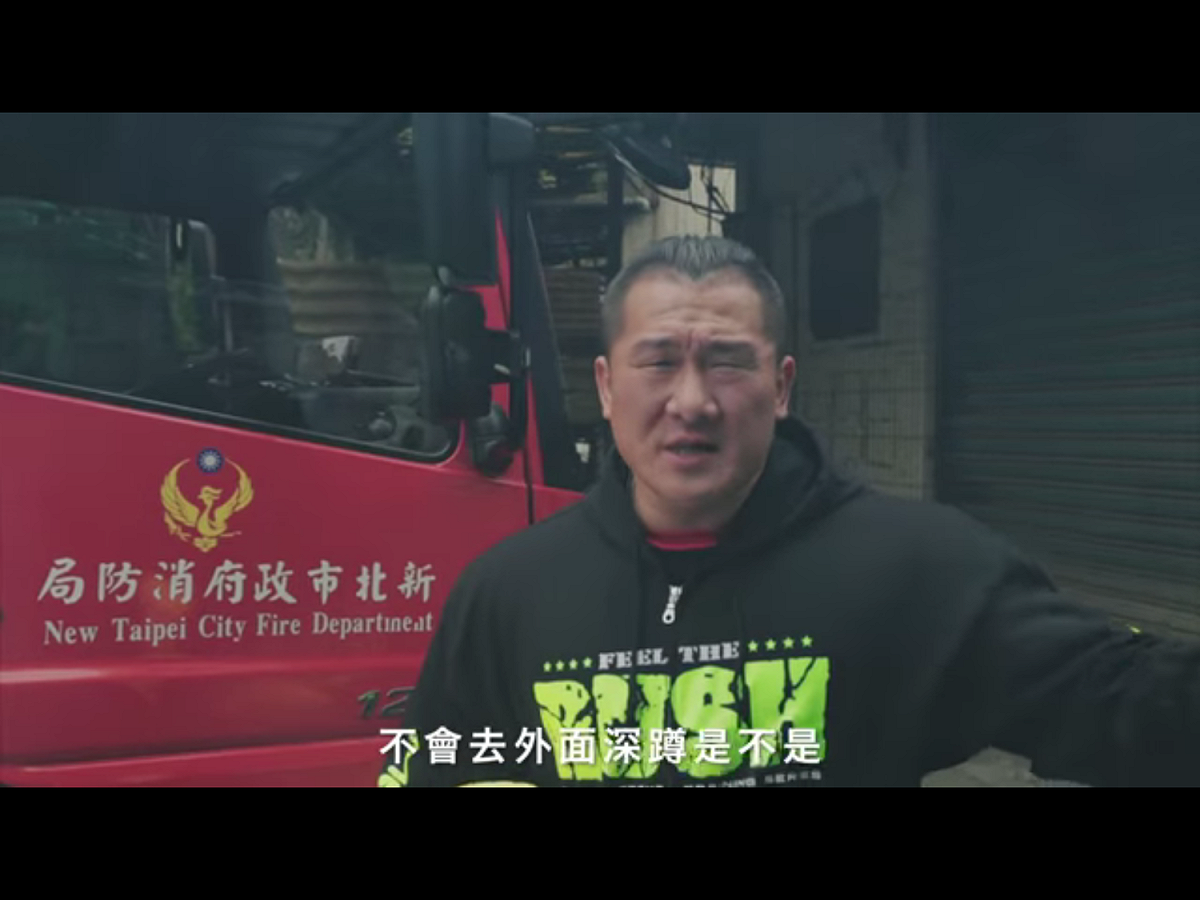 就在「館長」連珠砲似的飆完幾句「他X的」後，「館長」陳之漢一本正經地呼籲大家尊重專業，「有時間圍觀，不如回家做深蹲」，切莫干擾救災。 圖：翻攝自飆捍臉書