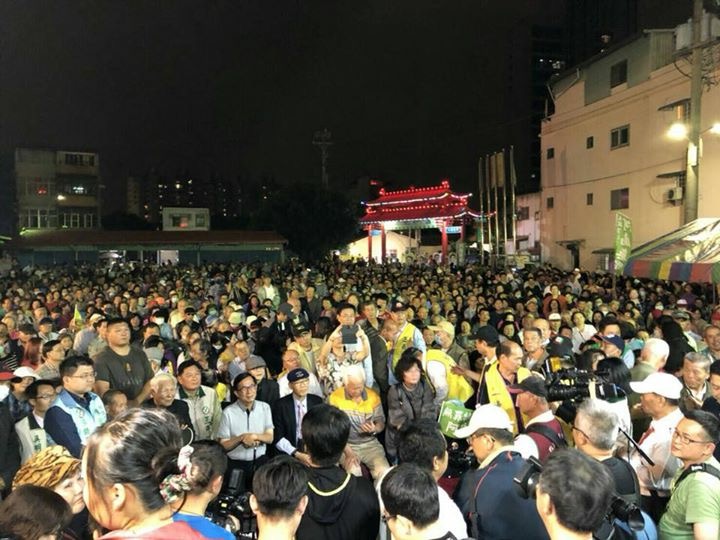 陳致中這場名為「溫暖挺正義．致中挺其邁」，現場來了超過3000人。陳其邁說，支持人氣不亞於他的市長造勢大會。 圖：翻攝自陳致中臉書