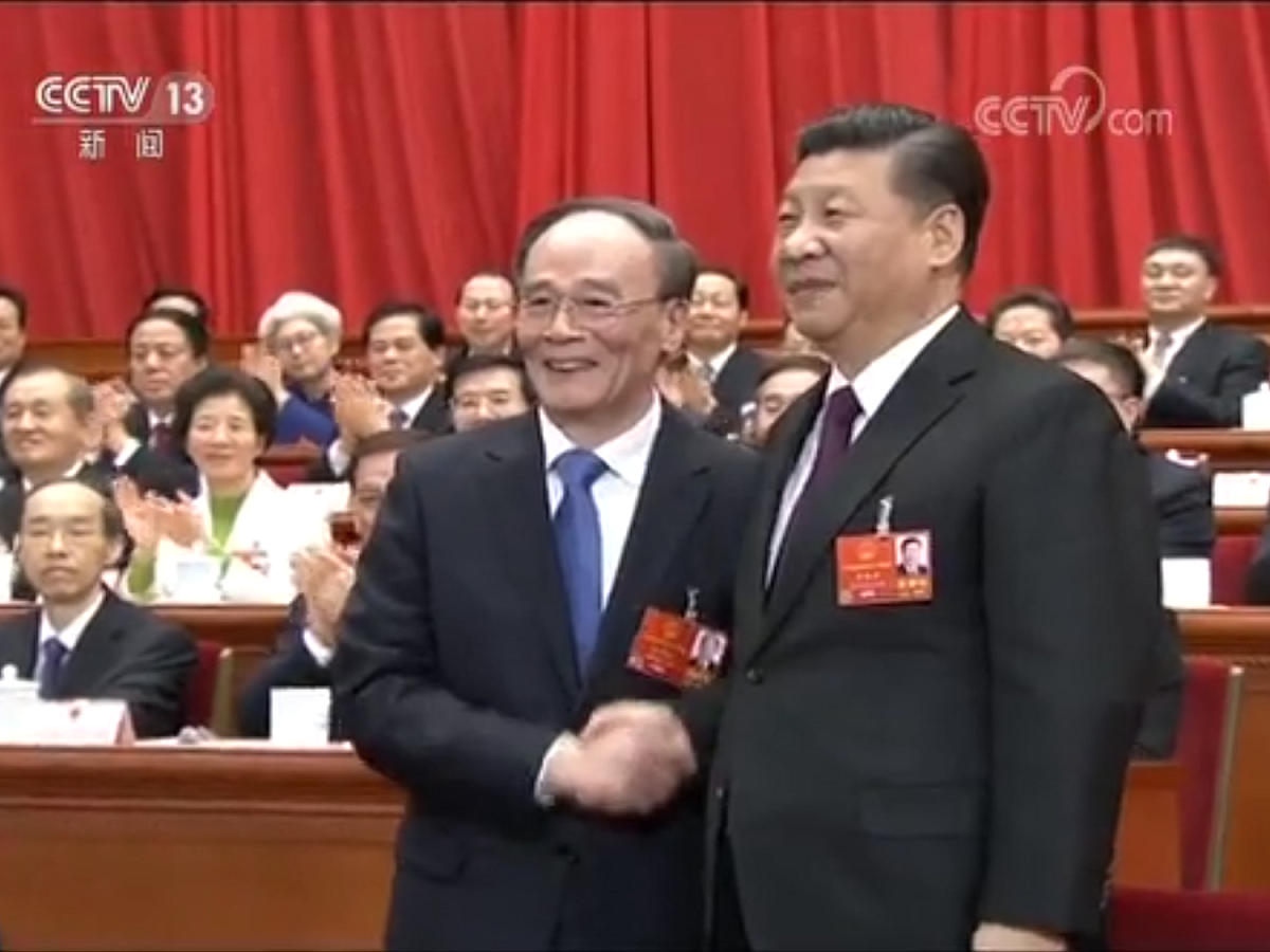 雖然國家副主席這個職位本身更多具有象徵性，但是報導引述知情人士的說法透露，王岐山（左）擔任此職可能會承擔更多的實際政治角色，包括負責處理中美關係，。王岐山曾在擔任主管經濟的國務院副總理期間，主持過中美戰略與經濟對話。 圖：翻攝自央視畫面