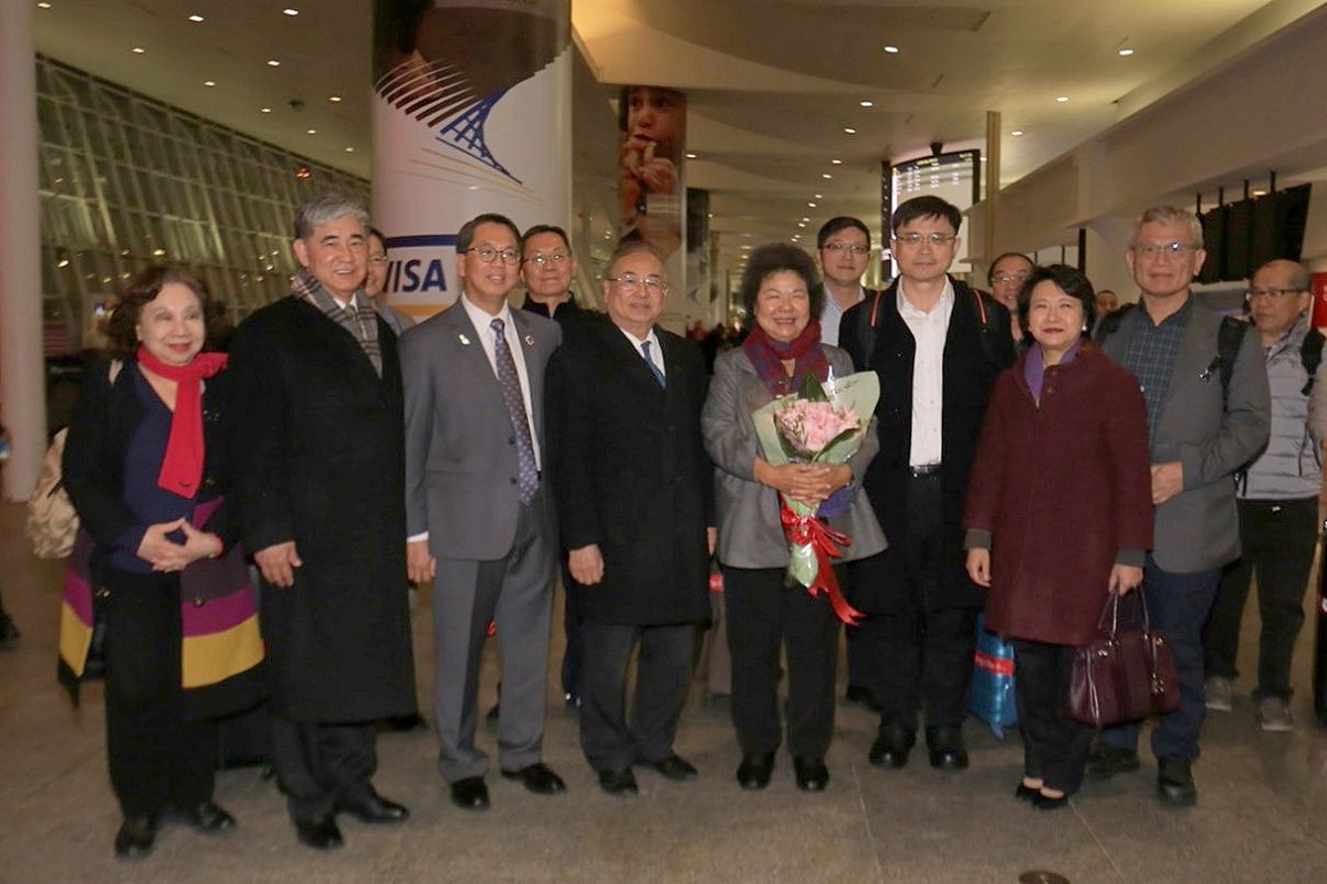 高雄市長陳菊率領市政團隊參訪美東，抵達紐約甘迺迪機場時，受到駐外大使和僑胞代表的熱烈歡迎。 圖：高雄市政府/提供