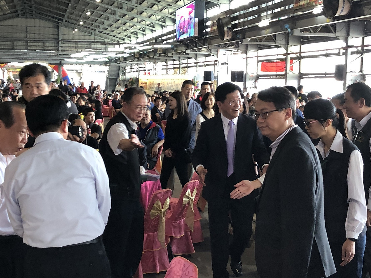 慶祝20周年特別席開百桌宴請市場最辛勞的員工及承銷人，台中市長林佳龍也在經發局長呂曜志的陪同下到場祝賀。 圖：台中市政府經發局/提供