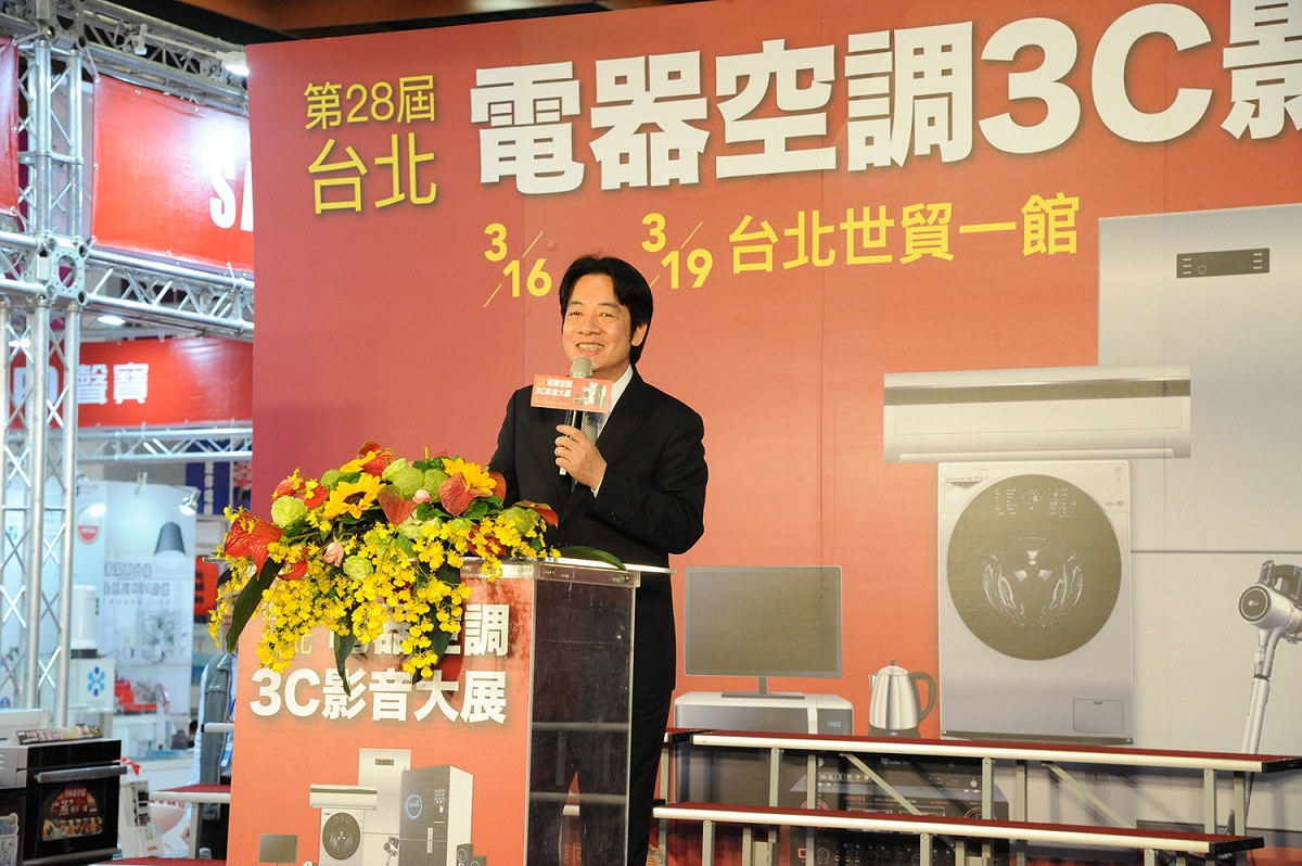 2018台北電器空調3C影音大展今(18)日登場，行政院長賴清德表示，肯定電器公會相關業界的努力，不僅業績年年成長，也在產品中結合智慧化、連網化及節能設計，與政府多元創能、節能減碳、儲能及智慧化等政策相互呼應。 圖：行政院/提供