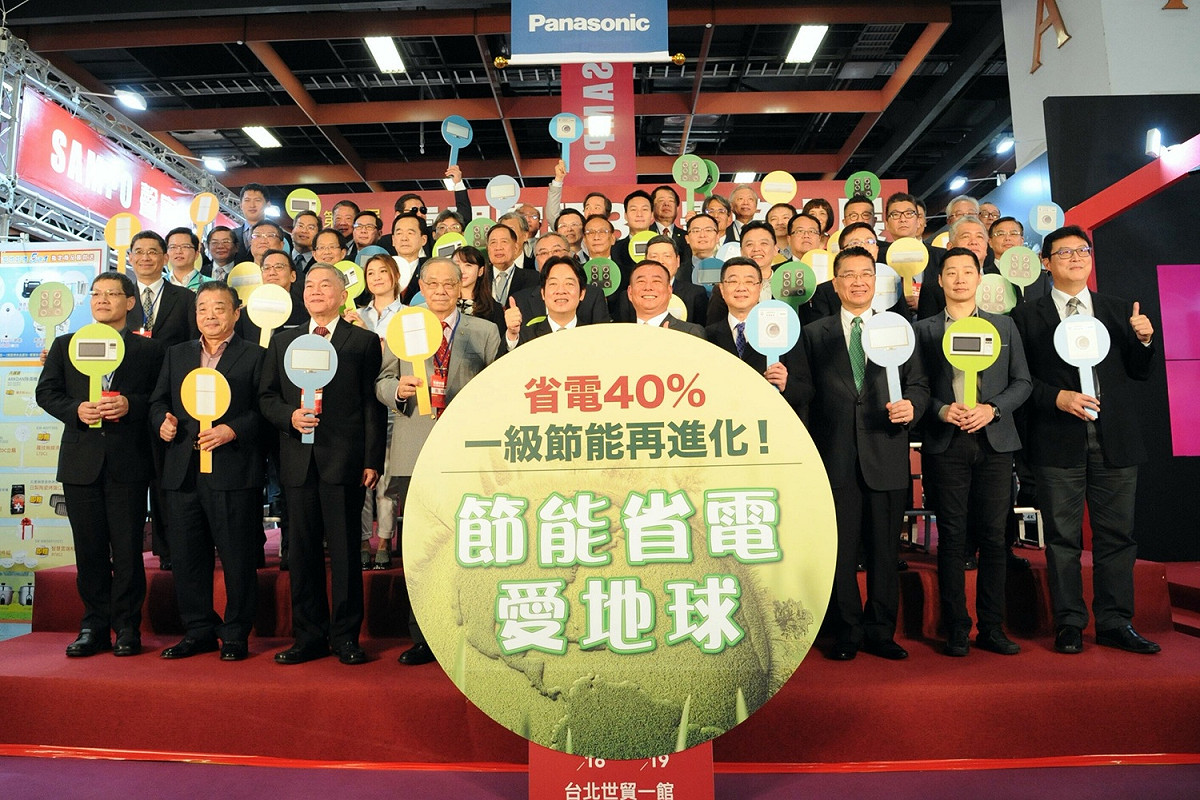 賴清德指出，希望透過推動智慧電表，讓家戶了解家中電器耗電量，進而汰舊換新。其次，政府將推動節能標章，由經濟部針對各電器節能效率予以認證，供民眾選購最適合、有效率及物美價廉的電器。 圖：行政院/提供
